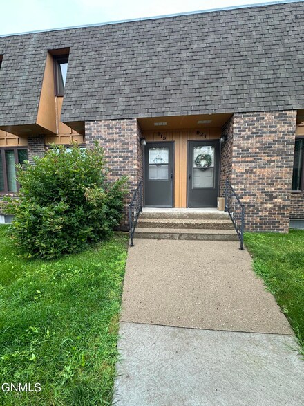 919 8th Ave NE, Jamestown, ND 58401