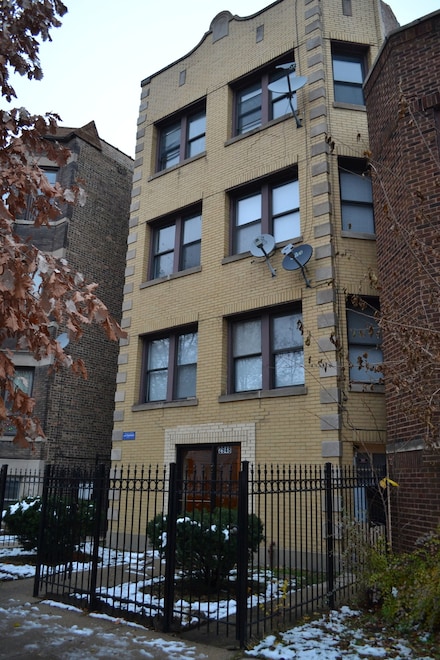 2948 W Nelson St Unit 2, Chicago, IL 60618