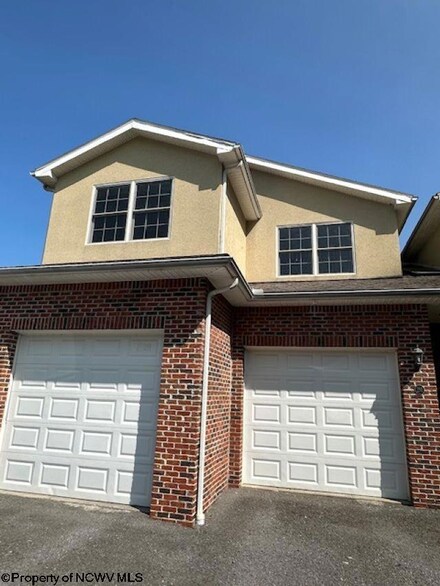211 Mountain Golf Dr, Morgantown, WV 26508