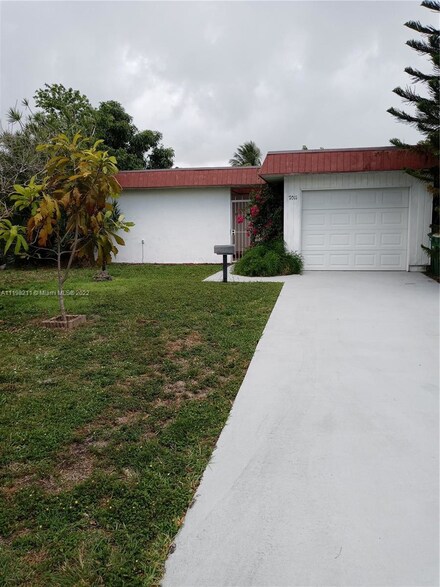 7011 NW 63rd Ct, Tamarac, FL 33321