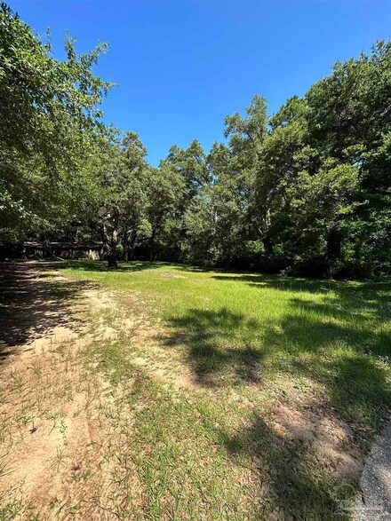 6105 Bradshaw St, Bellview, FL 32526