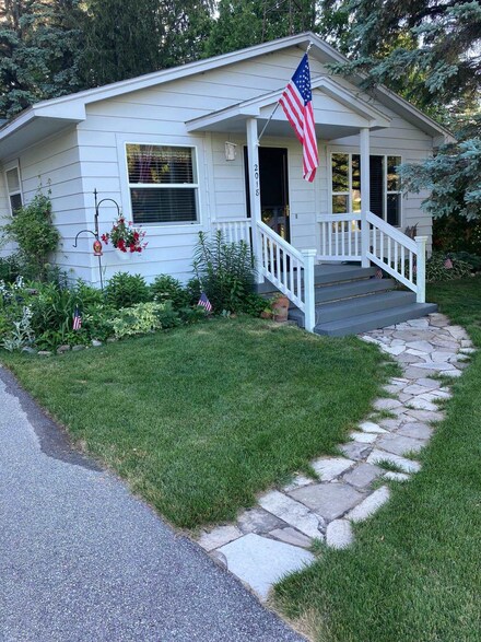 2018 South St, Honor, MI 49640