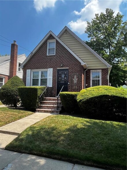 112-23 196th St, Saint Albans, NY 11412