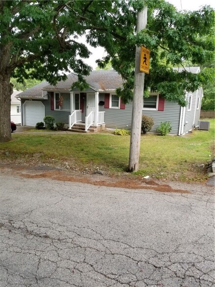 37 Hornbine St, Cranston, RI 02910