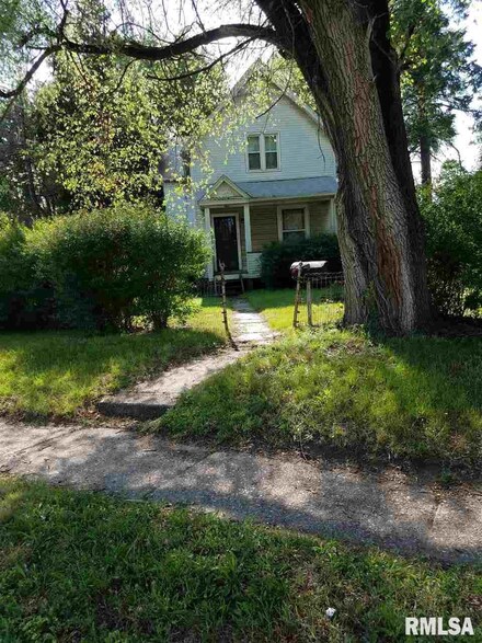 944 S Concord St, Davenport, IA 52802
