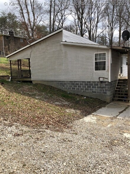 747 Timber Ln, Elkview, WV 25071