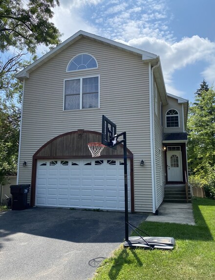 119 Circle Dr N, Island Lake, IL 60042