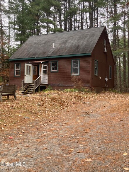 21 Newton St, Warrensburg, NY 12885