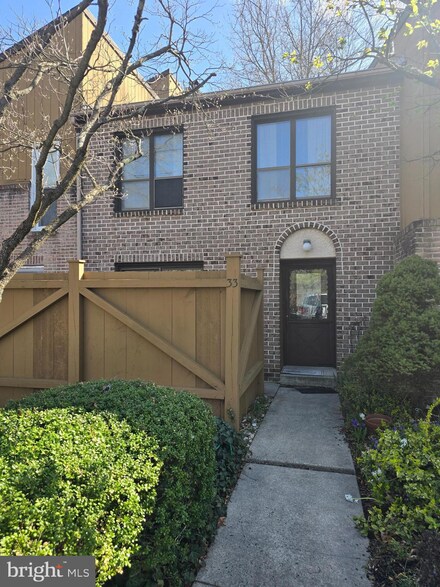 33 Pinehurst Ct, Reading, PA 19607