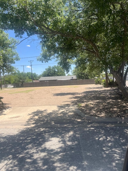 2325 52nd St, Lubbock, TX 79412