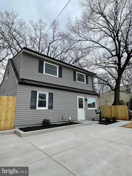 225 Colfax Ct, Manassas Park, VA 20111