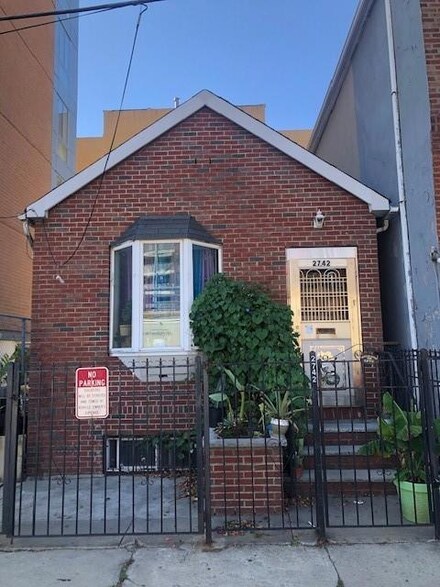 2742 E 12th St, Brooklyn, NY 11235