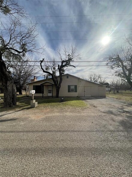 246 Nolan St, Tye, TX 79563