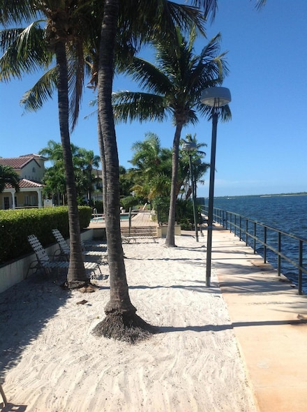 1040 Lake Shore Dr Unit 105, Lake Park, FL 33403