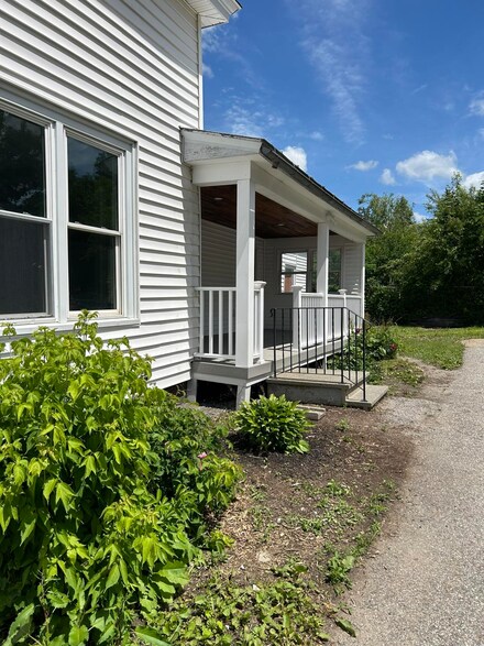 213 Oak St, Lewiston, ME 04240
