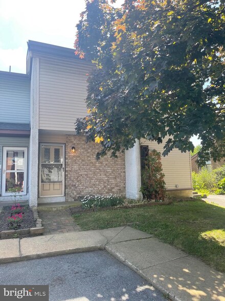 307 Greenland Dr, Lancaster, PA 17602