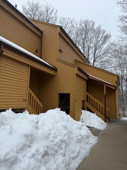4749 S Pleasantview Rd Unit 103, Harbor Springs, MI 49740