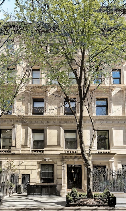 9 E 82nd St, New York, NY 10028