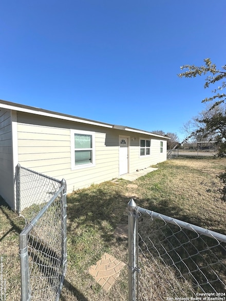 275 E Hutchins St, La Pryor, TX 78872