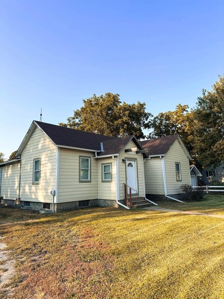 113 W Lincoln St, Moundridge, KS 67107