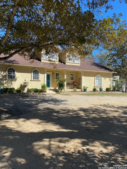 556 Flower Trail Loop, Floresville, TX 78114