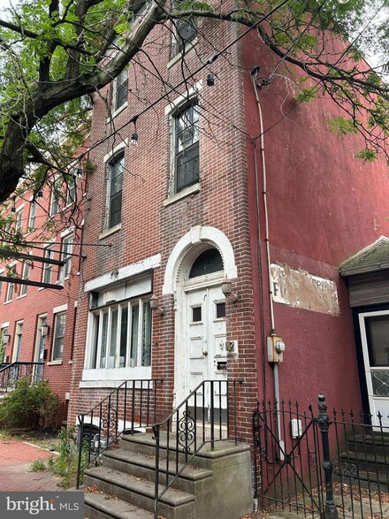 453 S 6th St, Camden, NJ 08103