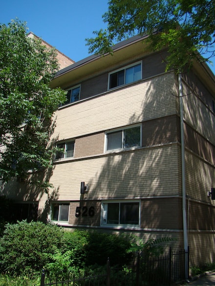 526 W Roscoe St Unit 1B, Chicago, IL 60657