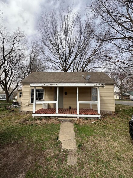 725 Mc Natt Ave, Aurora, MO 65605