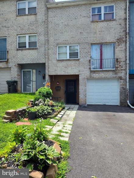 1806 Crest Dr, Coatesville, PA 19320
