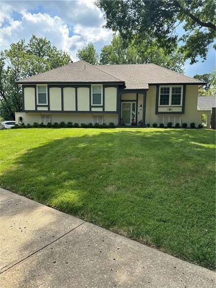 7616 NE Easy St, Kansas City, MO 64118