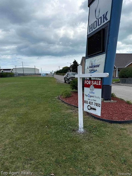 24200 Jefferson Ave, Saint Clair Shores, MI 48080