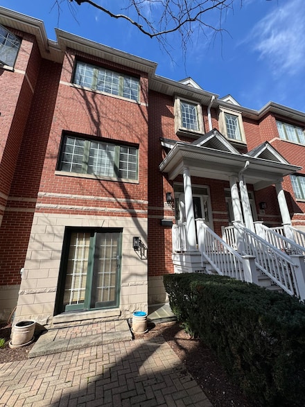 138 W 3rd St, Elmhurst, IL 60126