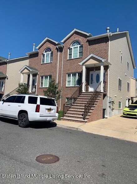 105 Santa Monica Ln, Staten Island, NY 10309