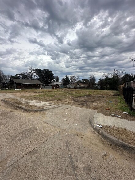2538 Lobdell St, Dallas, TX 75215