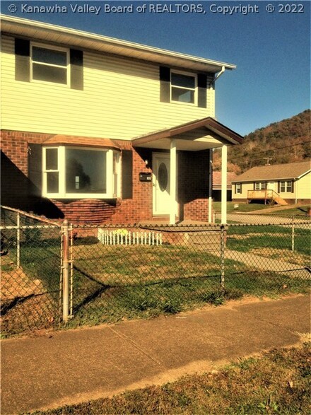 201 Hickory St, Nitro, WV 25143