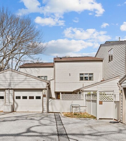 34 Seabreeze Ln, Bristol, RI 02809