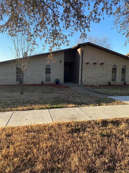3123 Oak Hill Rd, Carrollton, TX 75007