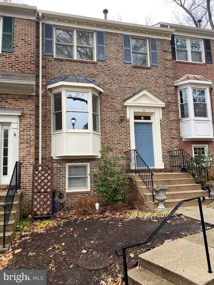 40 Carriage House Cir, Alexandria, VA 22304