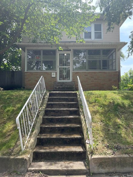 516 W Calvert St, South Bend, IN 46613