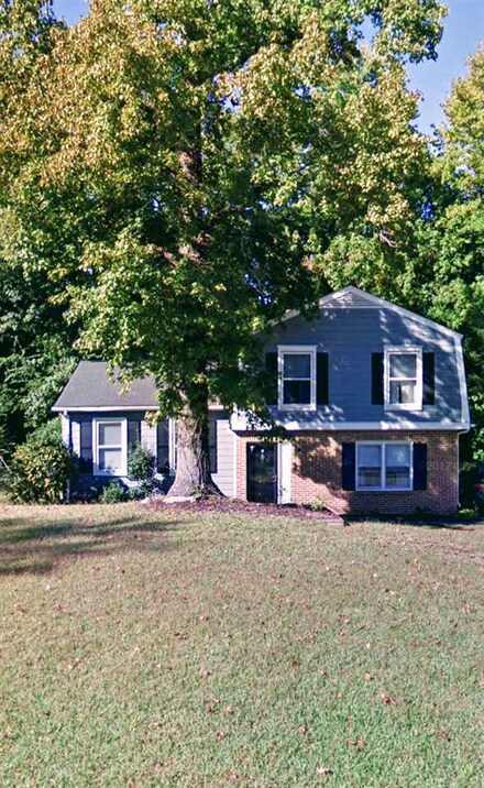 211 Singing Woods Ln, Spartanburg, SC 29301