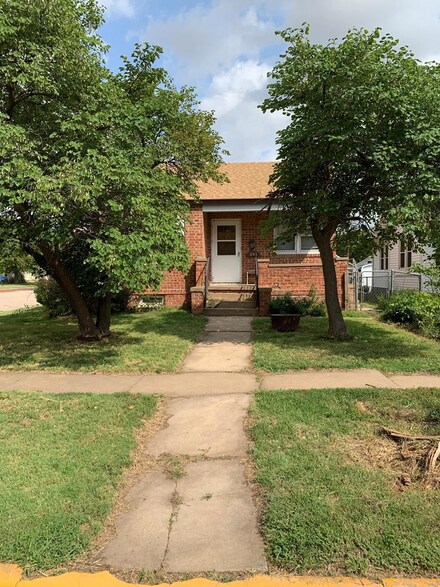 321 N Lincoln Ave, Ellsworth, KS 67439