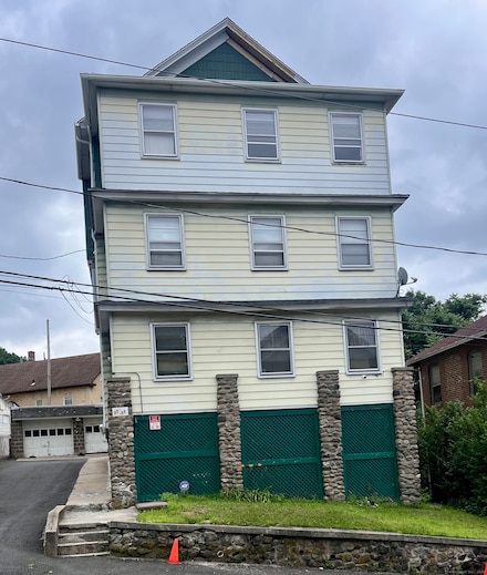 52 Howard St, Waterbury, CT 06705