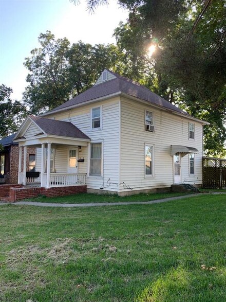 424 N Chestnut St, Iola, KS 66749