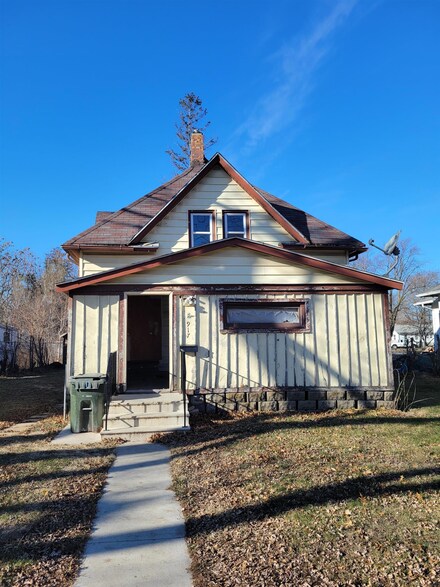 917 Fairview Ave, Waterloo, IA 50703