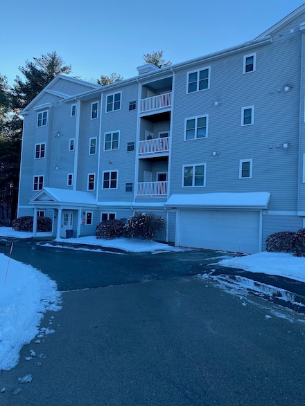 122 Coliseum Ave Unit 201, Nashua, NH 03063