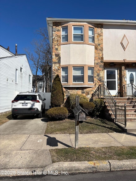 81 Carlyle Green, Staten Island, NY 10312