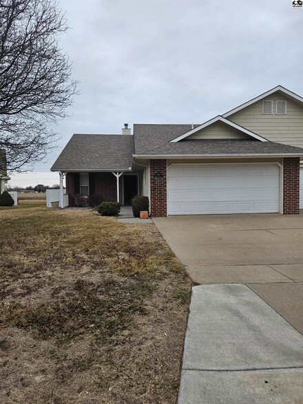 448 Kisiwa Village Rd, Hutchinson, KS 67502