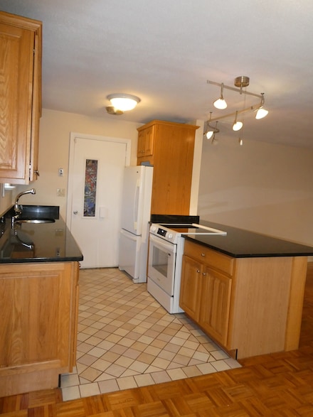 203 West Walk, West Haven, CT 06516