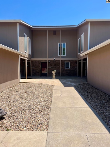 2214 Dover Dr, Hutchinson, KS 67502