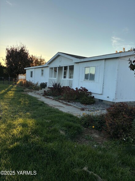 605 Dean Ave, Granger, WA 98932